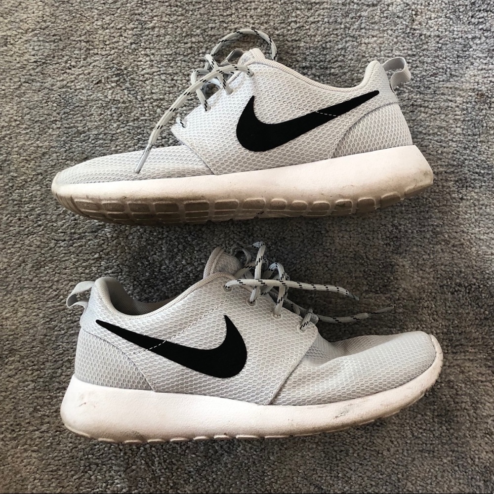 Light grey / white nike roshe